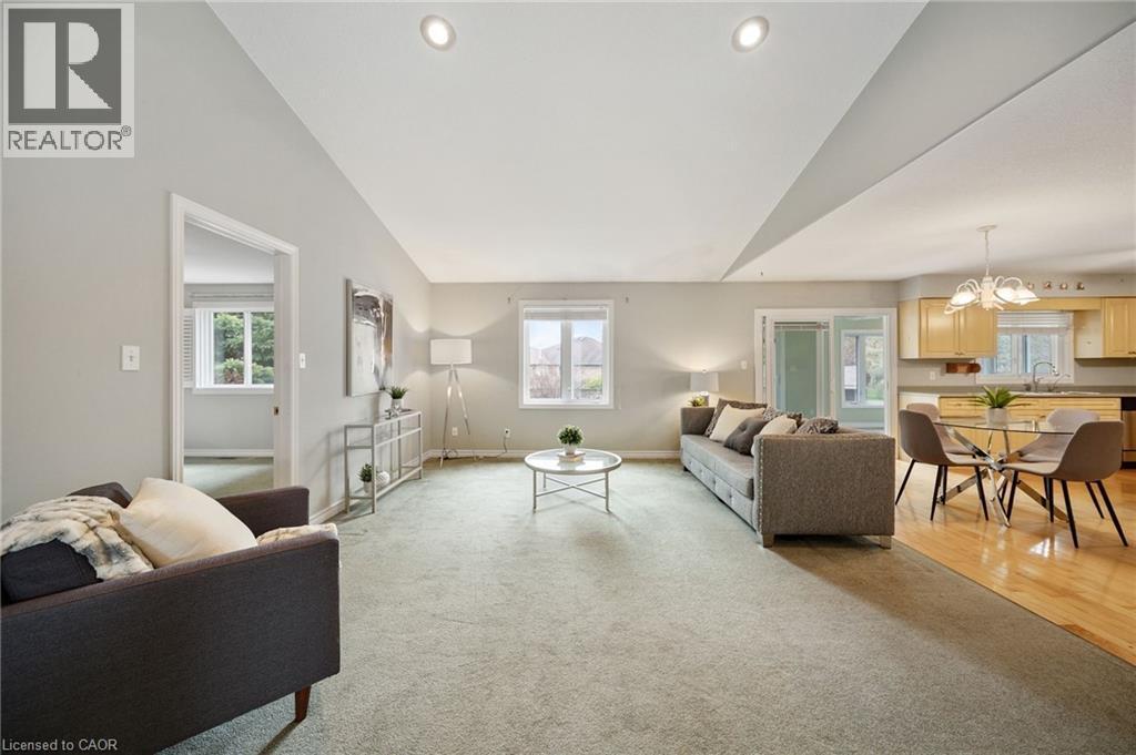 16 Macpherson Drive, Paris, ON - Indoor Photo Showing Living Room
