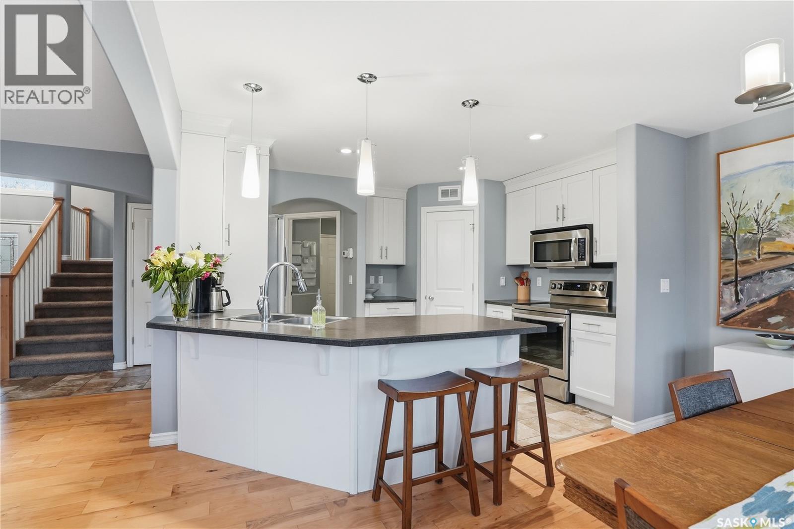 215 Whalley Crescent, Saskatoon, SK - Indoor Photo Showing Kitchen With Stainless Steel Kitchen With Upgraded Kitchen