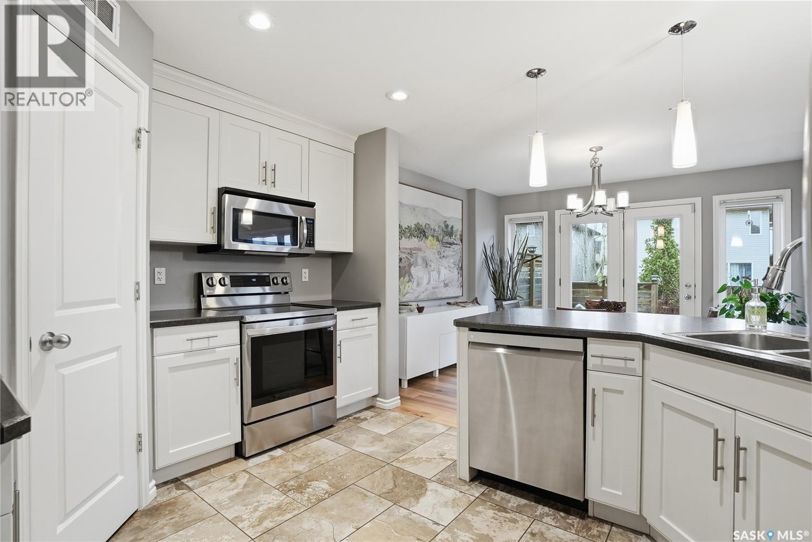 215 Whalley Crescent, Saskatoon, SK - Indoor Photo Showing Kitchen With Double Sink With Upgraded Kitchen