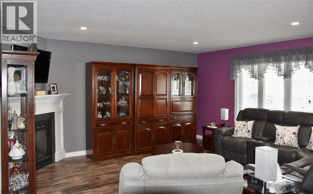5600 Blackwell Sideroad Unit# 410, Sarnia, ON - Indoor Photo Showing Living Room With Fireplace