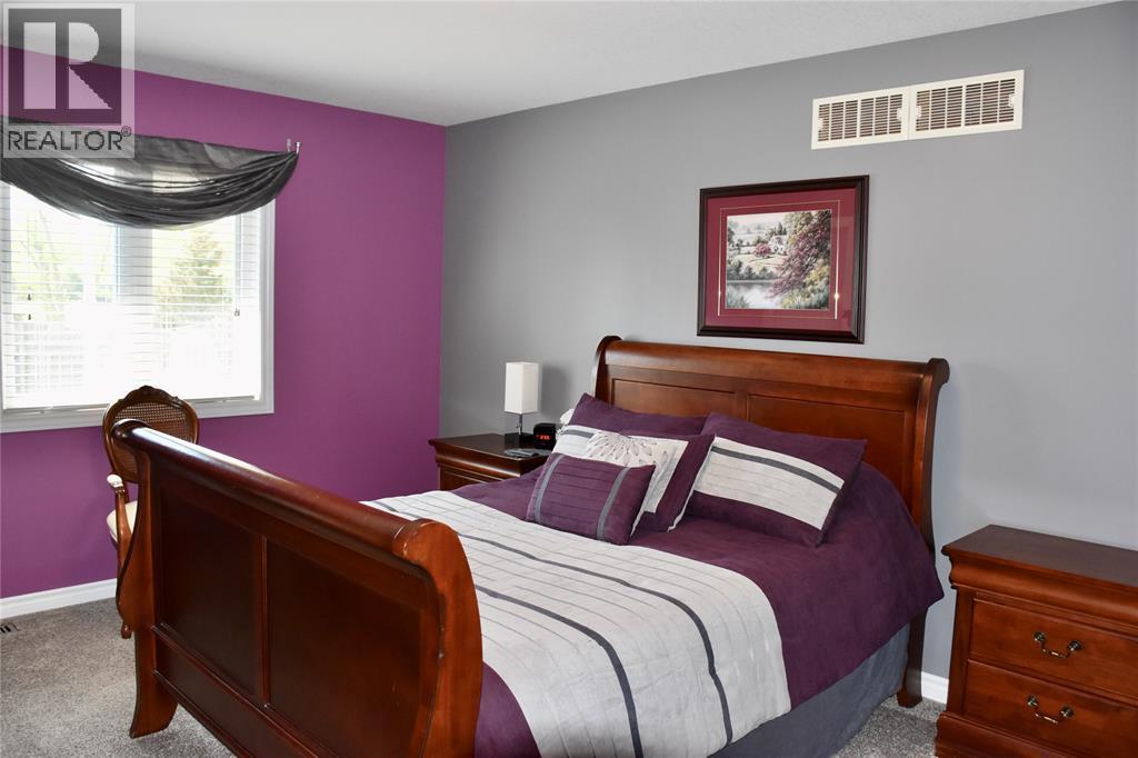 5600 Blackwell Sideroad Unit# 410, Sarnia, ON - Indoor Photo Showing Bedroom