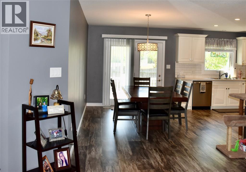 5600 Blackwell Sideroad Unit# 410, Sarnia, ON - Indoor Photo Showing Dining Room