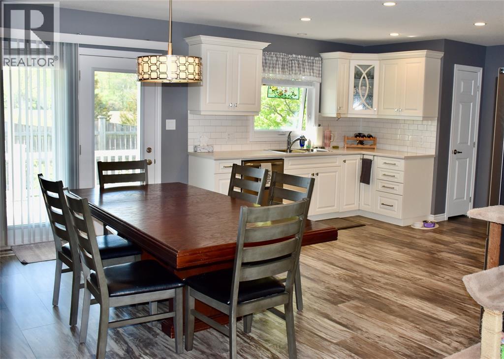 5600 Blackwell Sideroad Unit# 410, Sarnia, ON - Indoor Photo Showing Dining Room