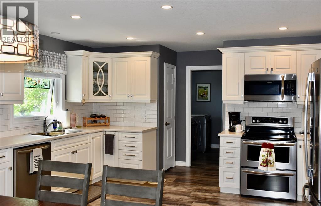 5600 Blackwell Sideroad Unit# 410, Sarnia, ON - Indoor Photo Showing Kitchen