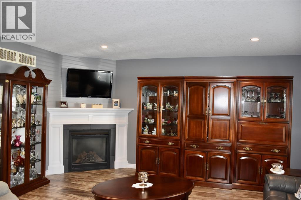5600 Blackwell Sideroad Unit# 410, Sarnia, ON - Indoor Photo Showing Living Room With Fireplace