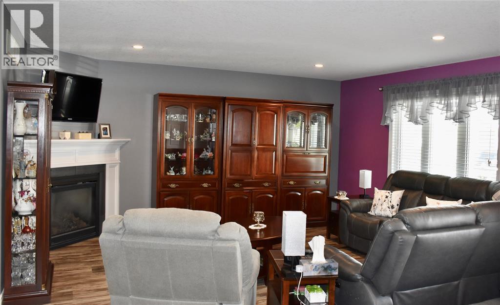 5600 Blackwell Sideroad Unit# 410, Sarnia, ON - Indoor Photo Showing Living Room With Fireplace