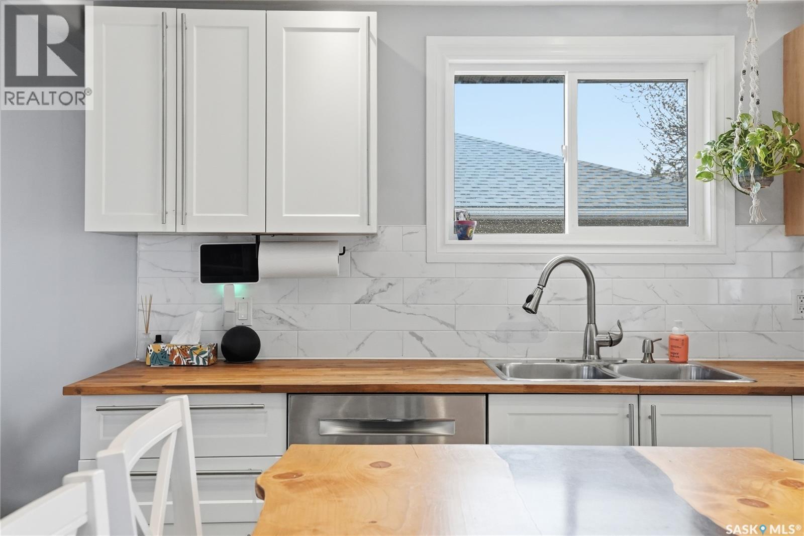 1210 K Avenue N, Saskatoon, SK - Indoor Photo Showing Kitchen With Double Sink