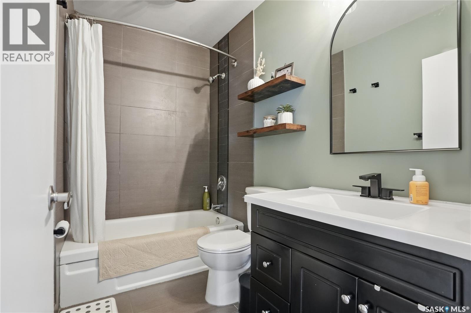 1210 K Avenue N, Saskatoon, SK - Indoor Photo Showing Bathroom