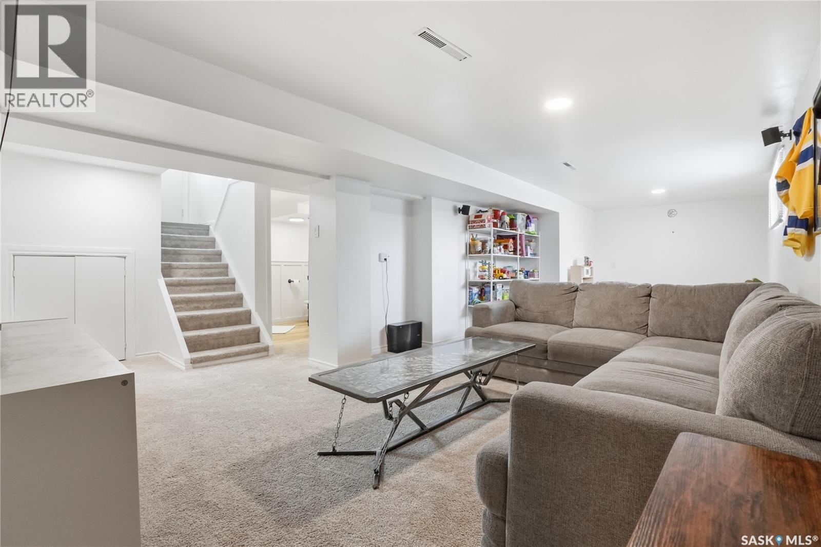 1210 K Avenue N, Saskatoon, SK - Indoor Photo Showing Living Room