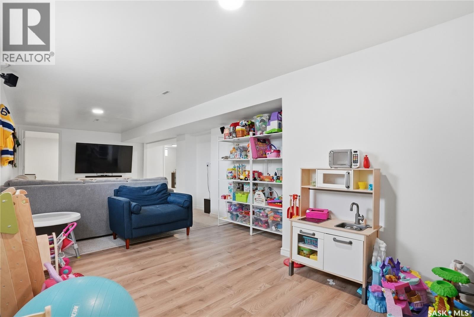 1210 K Avenue N, Saskatoon, SK - Indoor