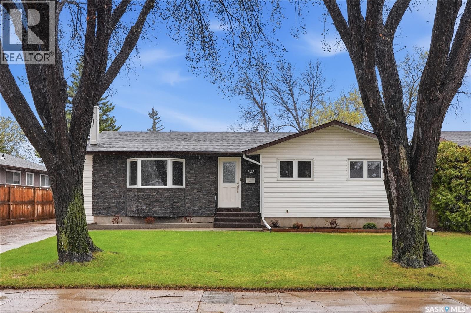 1646 East Heights, Saskatoon, SK - Outdoor