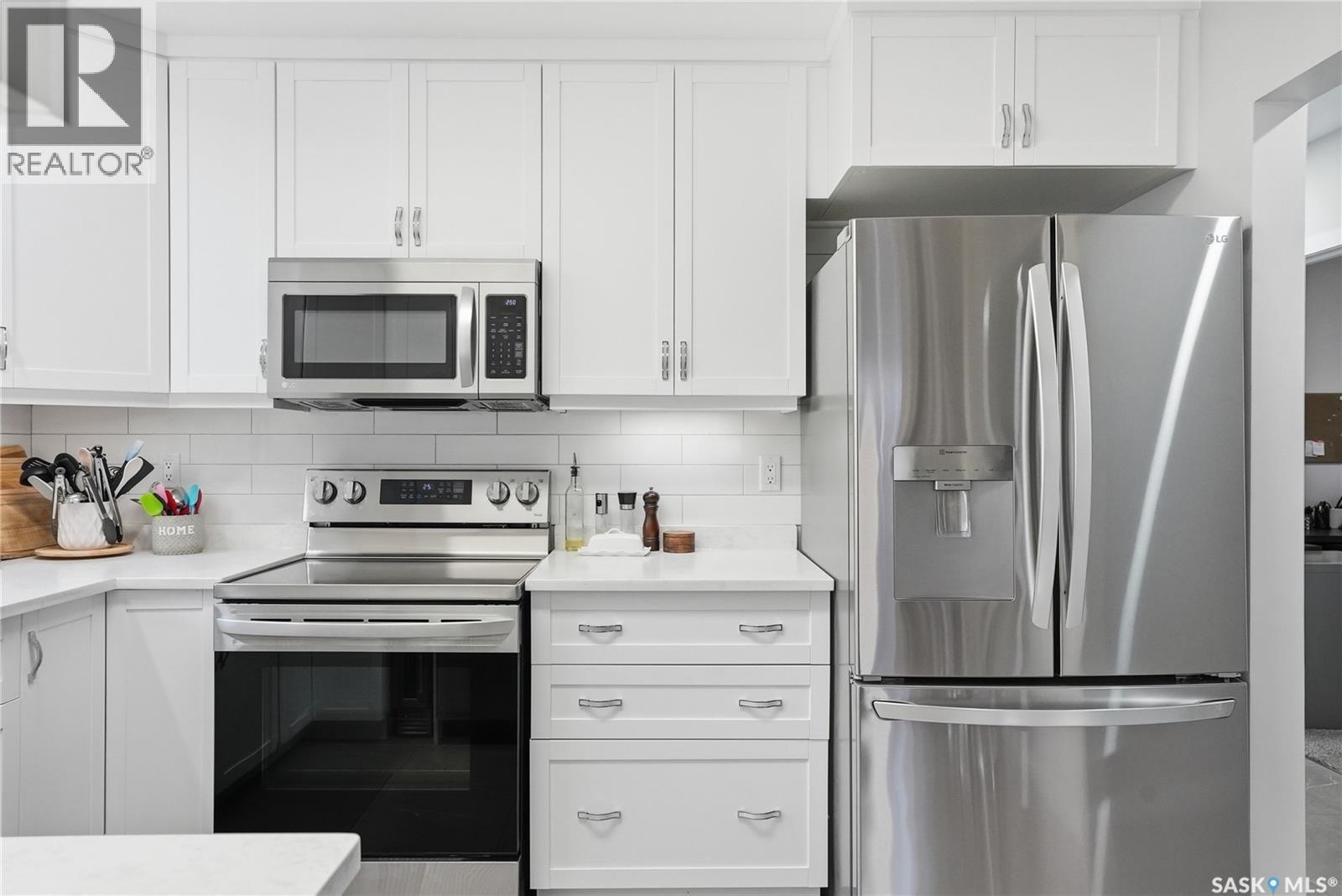 1646 East Heights, Saskatoon, SK - Indoor Photo Showing Kitchen With Upgraded Kitchen