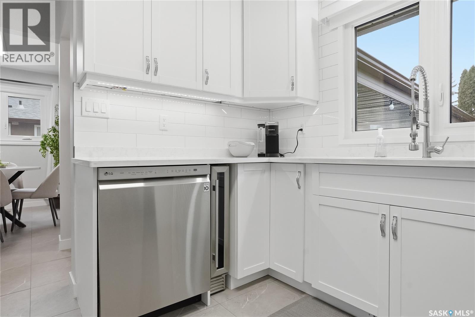1646 East Heights, Saskatoon, SK - Indoor Photo Showing Kitchen
