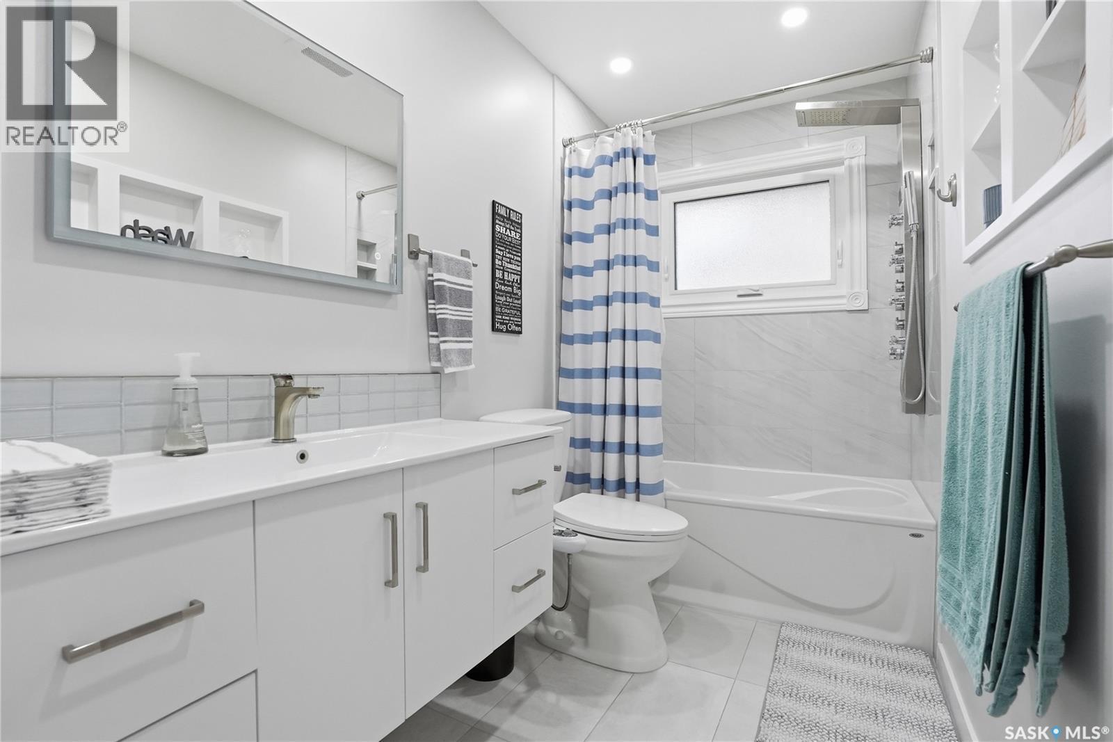 1646 East Heights, Saskatoon, SK - Indoor Photo Showing Bathroom