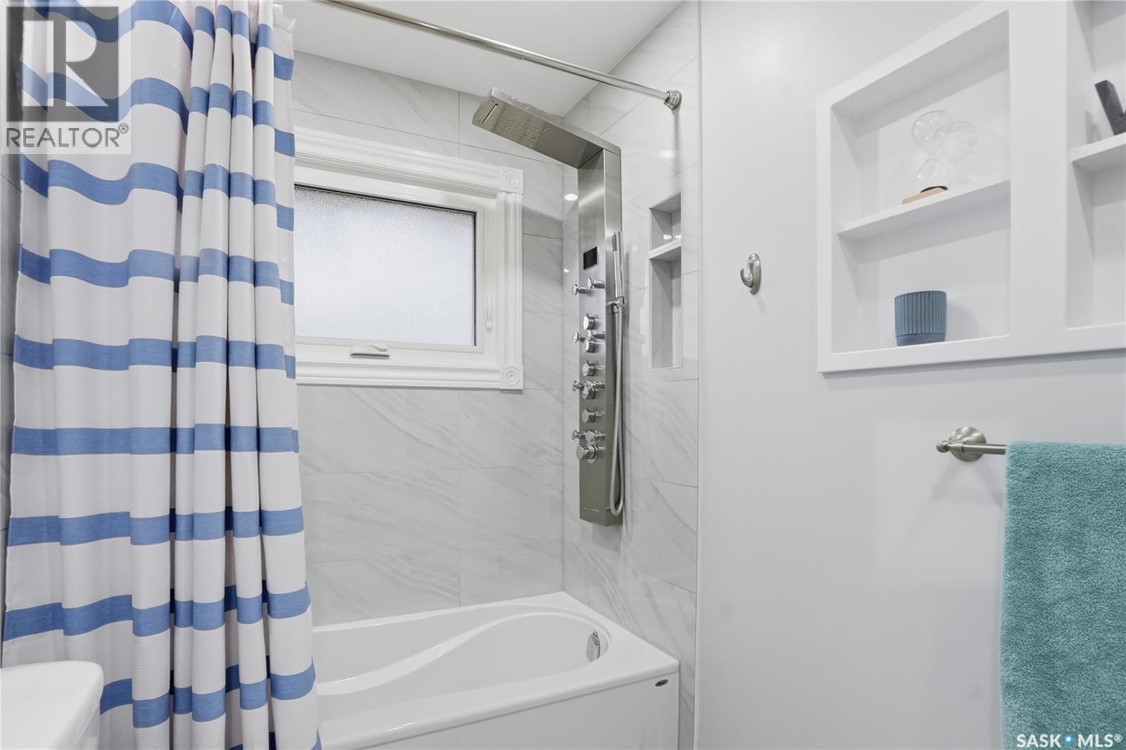 1646 East Heights, Saskatoon, SK - Indoor Photo Showing Bathroom