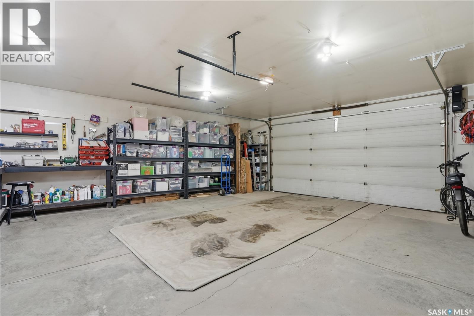 1646 East Heights, Saskatoon, SK - Indoor Photo Showing Garage