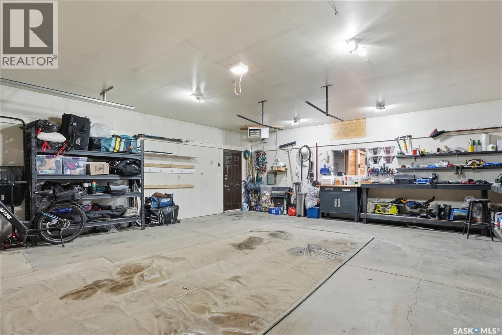 1646 East Heights, Saskatoon, SK - Indoor Photo Showing Garage