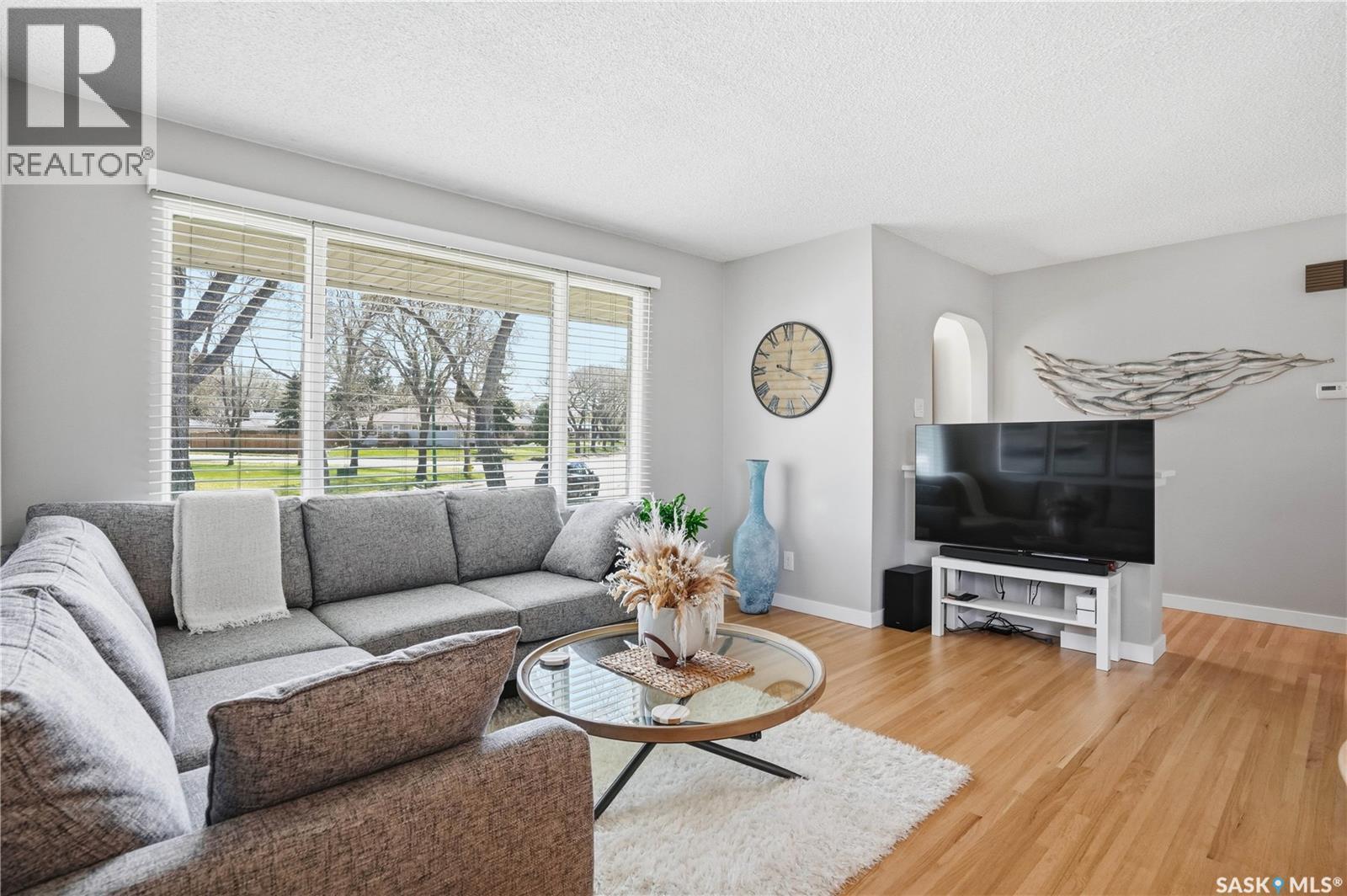 5654 Walker Crescent, Regina, SK - Indoor Photo Showing Living Room