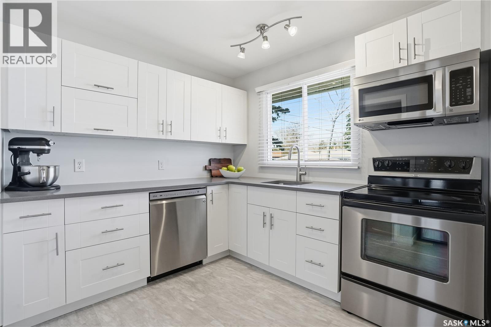 5654 Walker Crescent, Regina, SK - Indoor Photo Showing Kitchen With Stainless Steel Kitchen