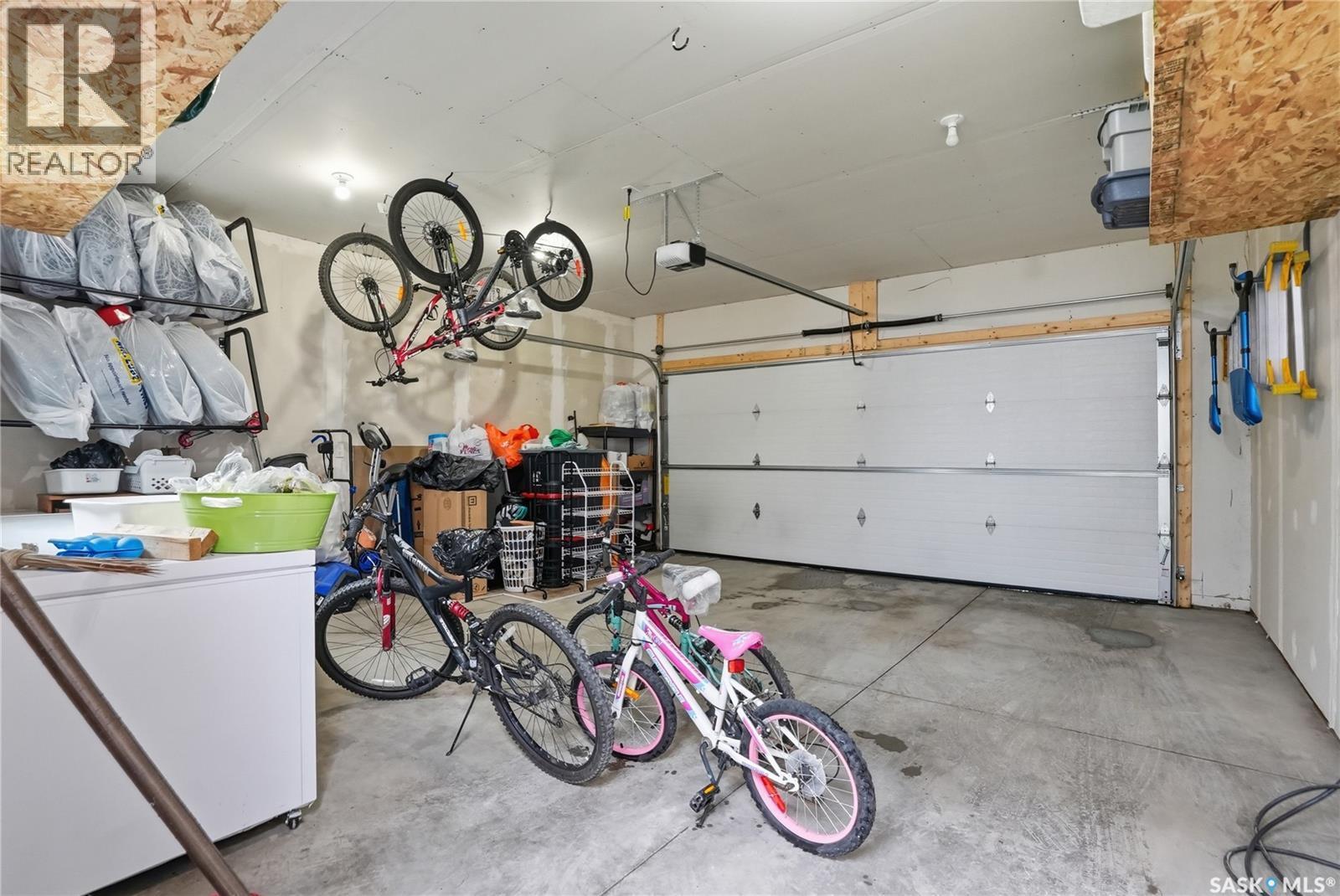 187 Rosewood Boulevard E, Saskatoon, SK - Indoor Photo Showing Garage