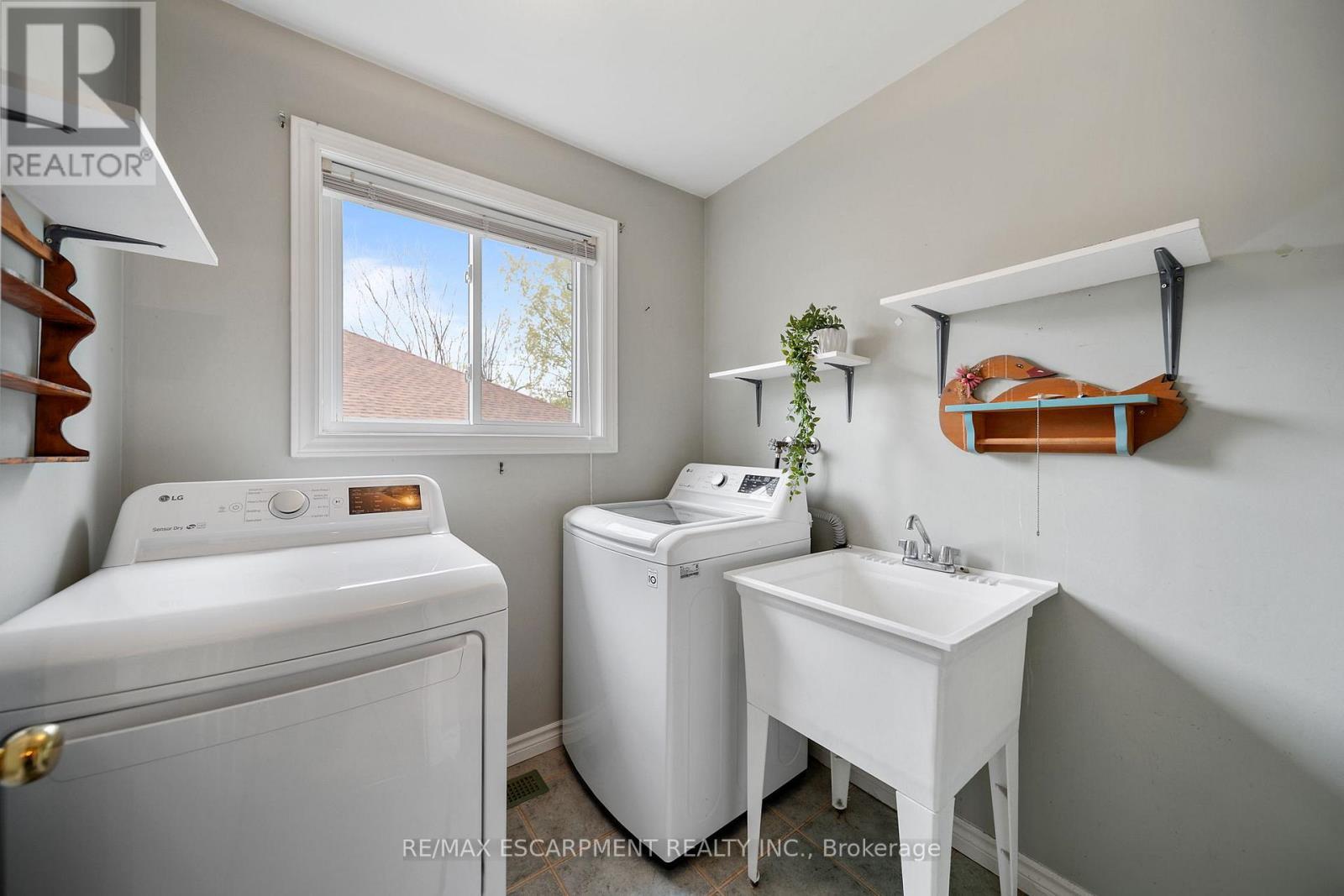 16 Macpherson Drive, Brant, ON - Indoor Photo Showing Laundry Room