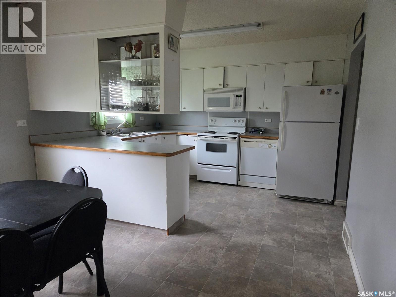 249 Sixth Street Ne, Wadena, SK - Indoor Photo Showing Kitchen
