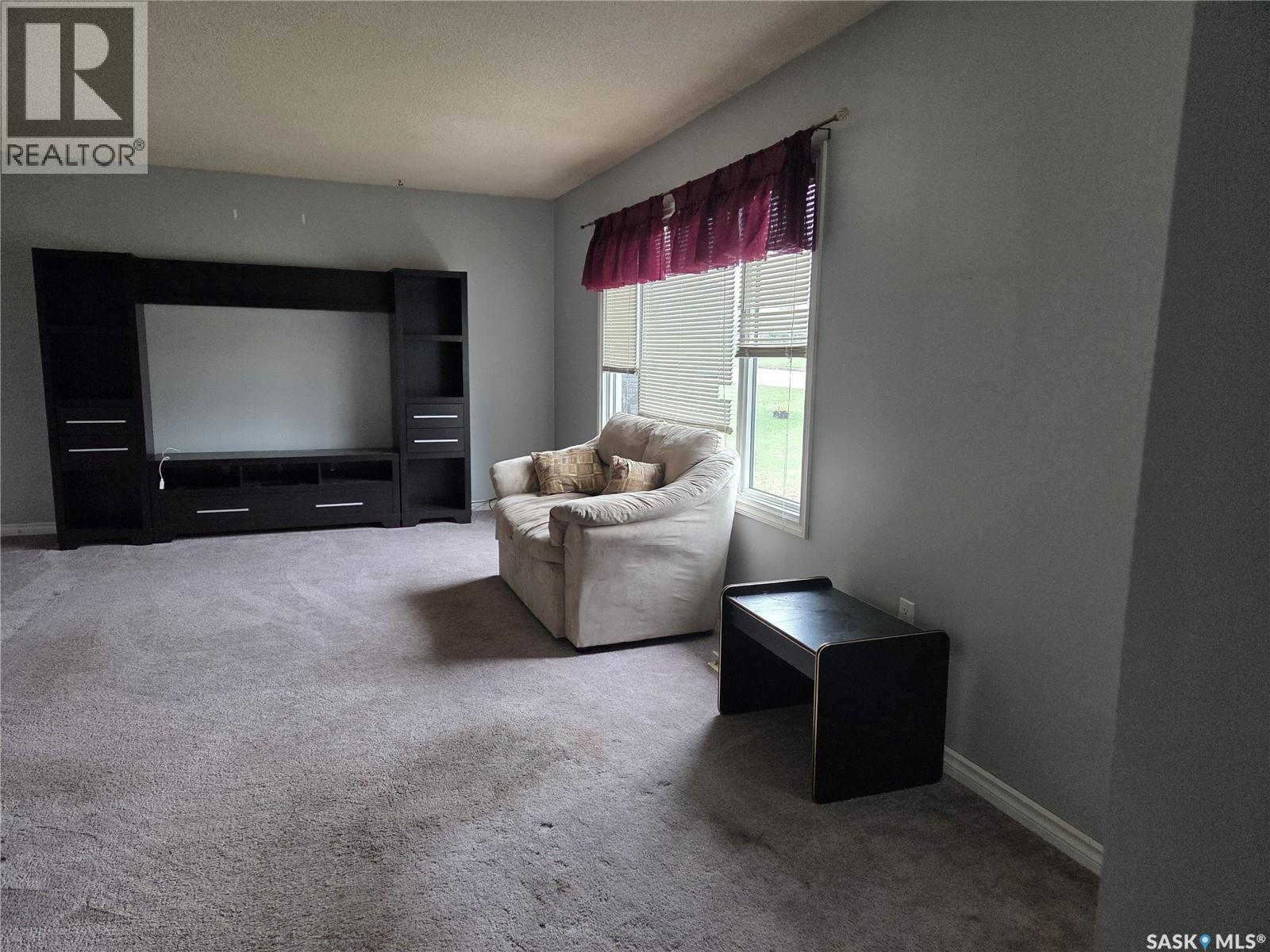 249 Sixth Street Ne, Wadena, SK - Indoor Photo Showing Living Room