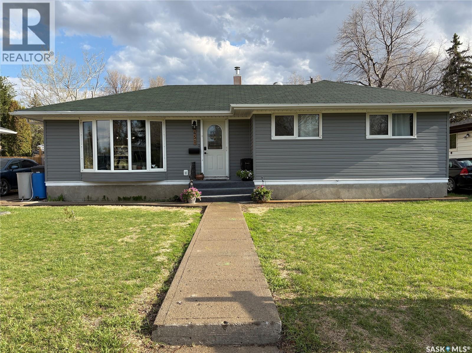 451 Woodlawn Crescent, Weyburn, SK - Outdoor