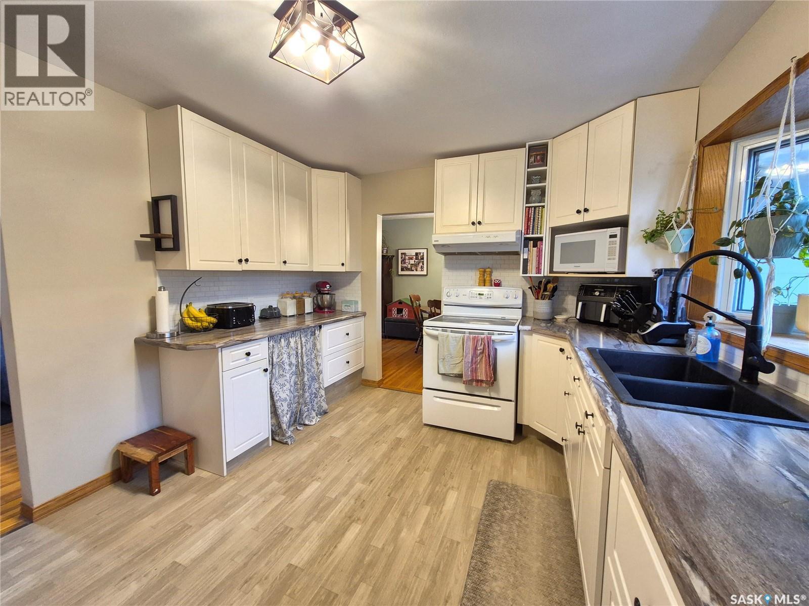 451 Woodlawn Crescent, Weyburn, SK - Indoor Photo Showing Kitchen With Double Sink