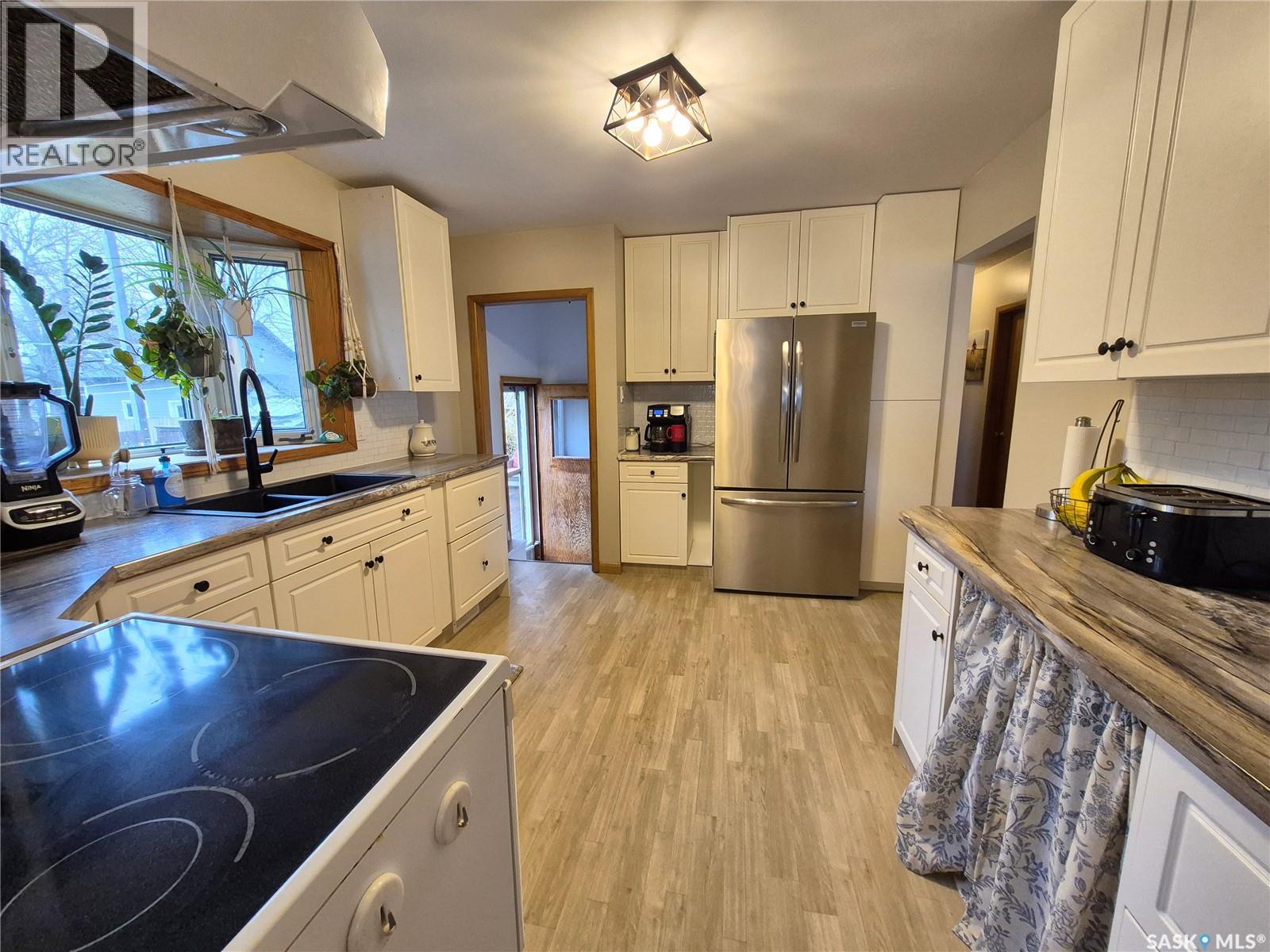 451 Woodlawn Crescent, Weyburn, SK - Indoor Photo Showing Kitchen With Double Sink