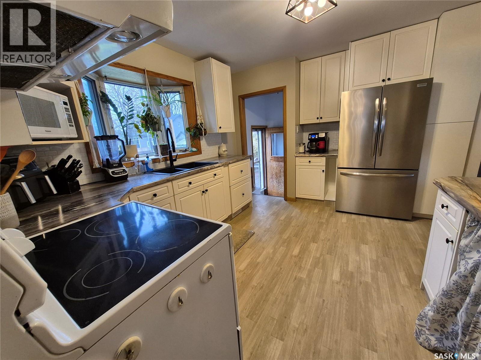 451 Woodlawn Crescent, Weyburn, SK - Indoor Photo Showing Kitchen With Double Sink