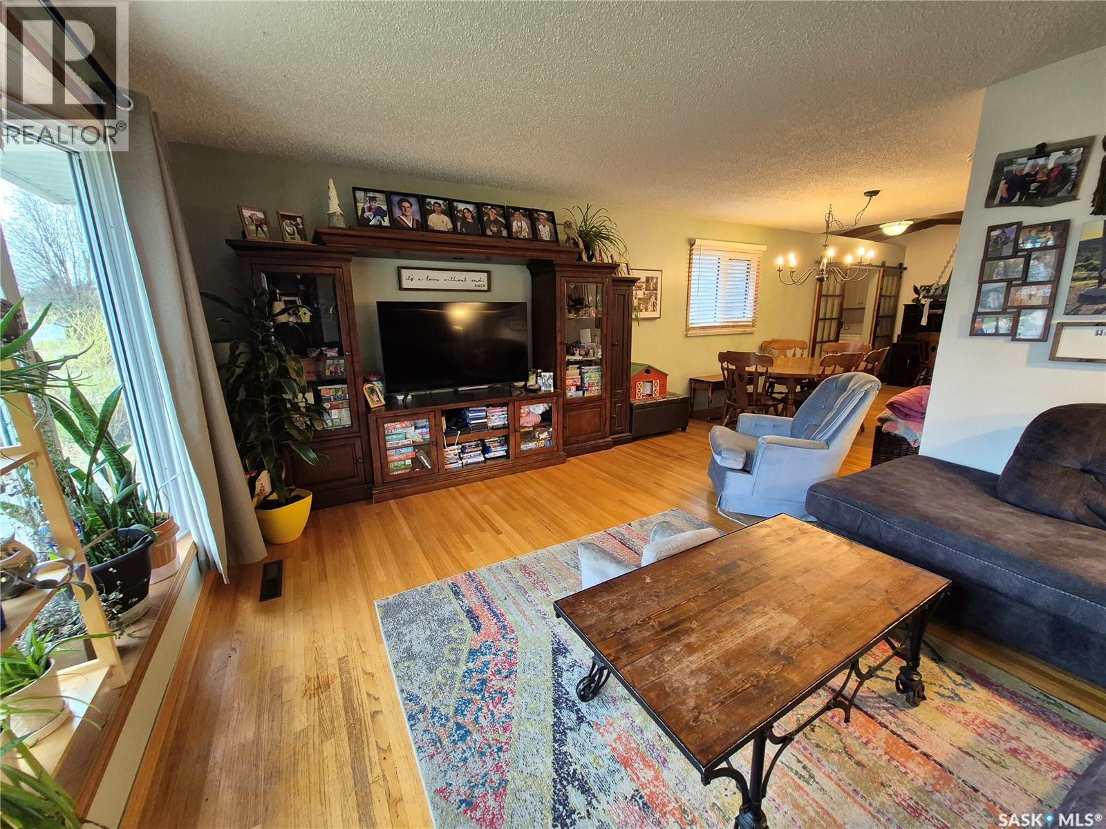 451 Woodlawn Crescent, Weyburn, SK - Indoor Photo Showing Living Room
