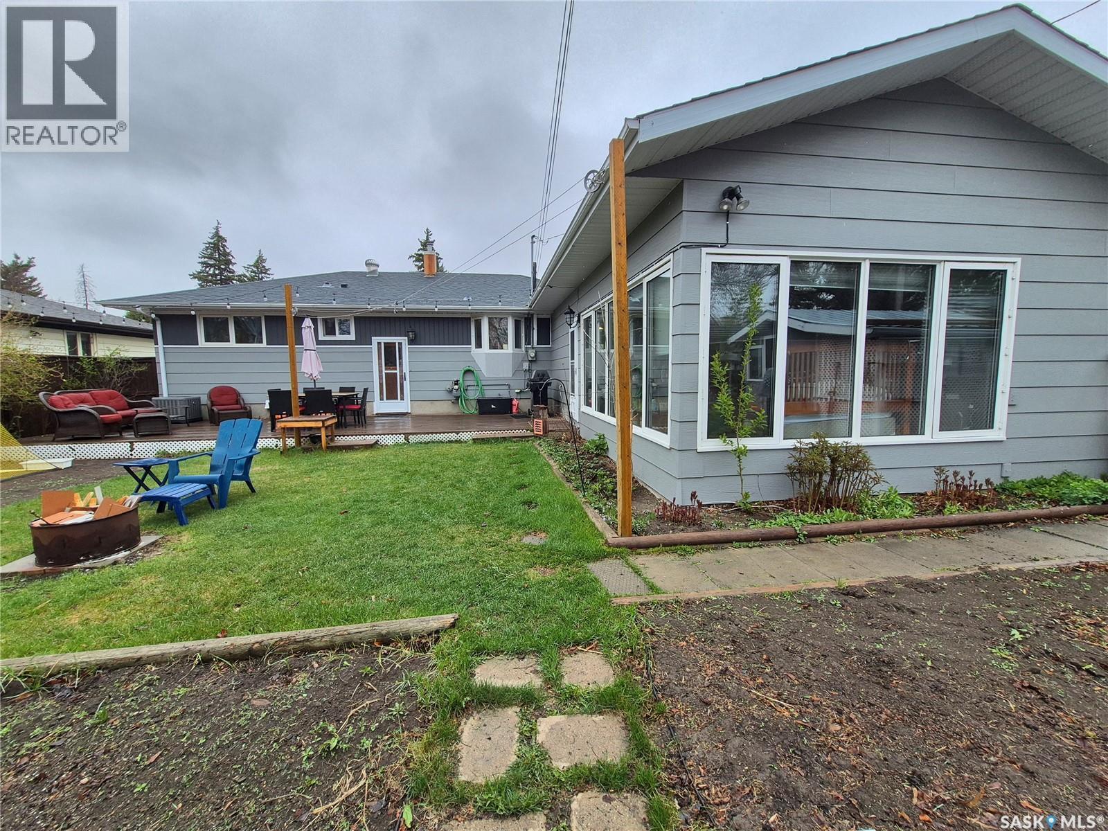 451 Woodlawn Crescent, Weyburn, SK - Outdoor