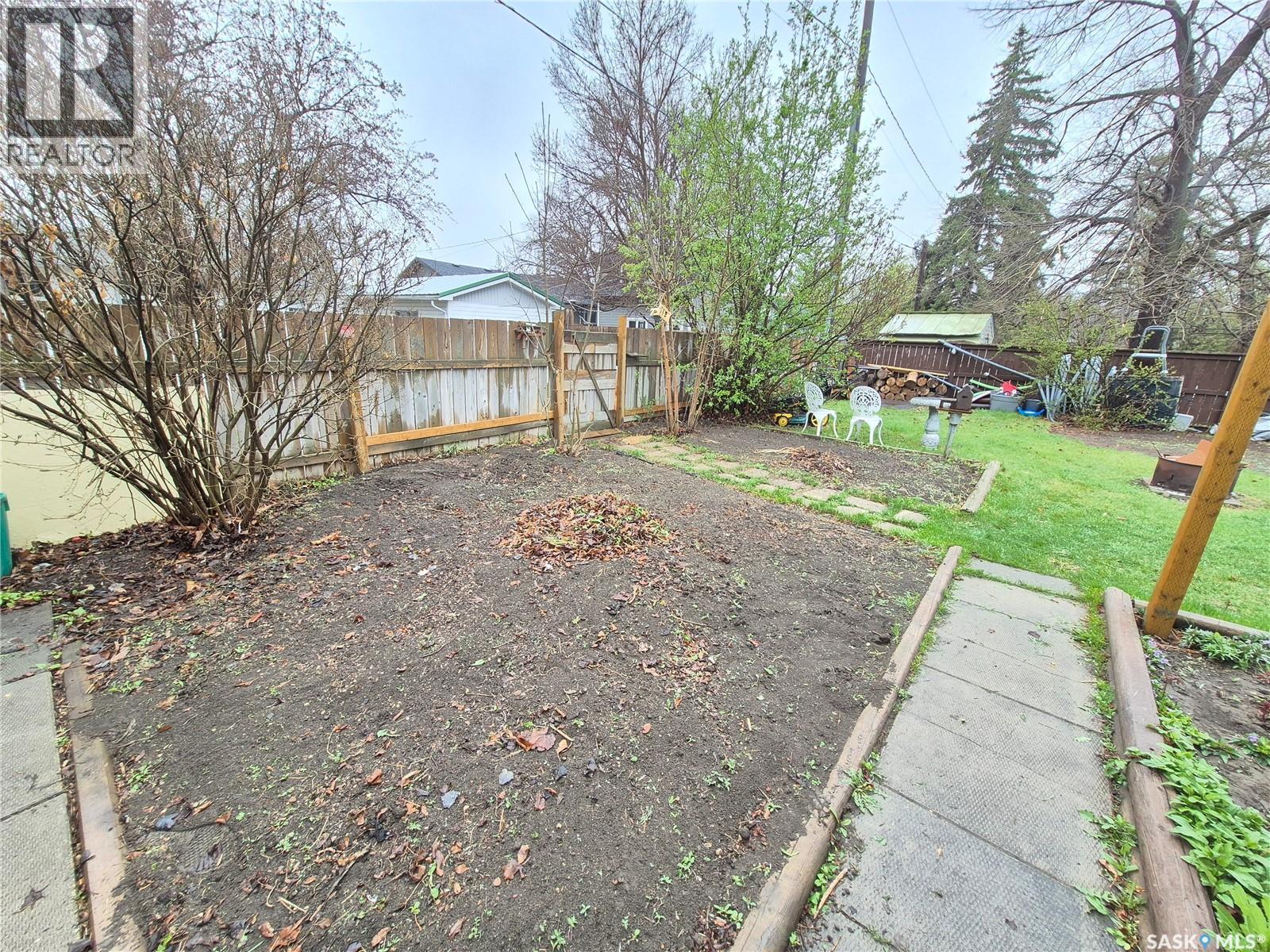 451 Woodlawn Crescent, Weyburn, SK - Outdoor