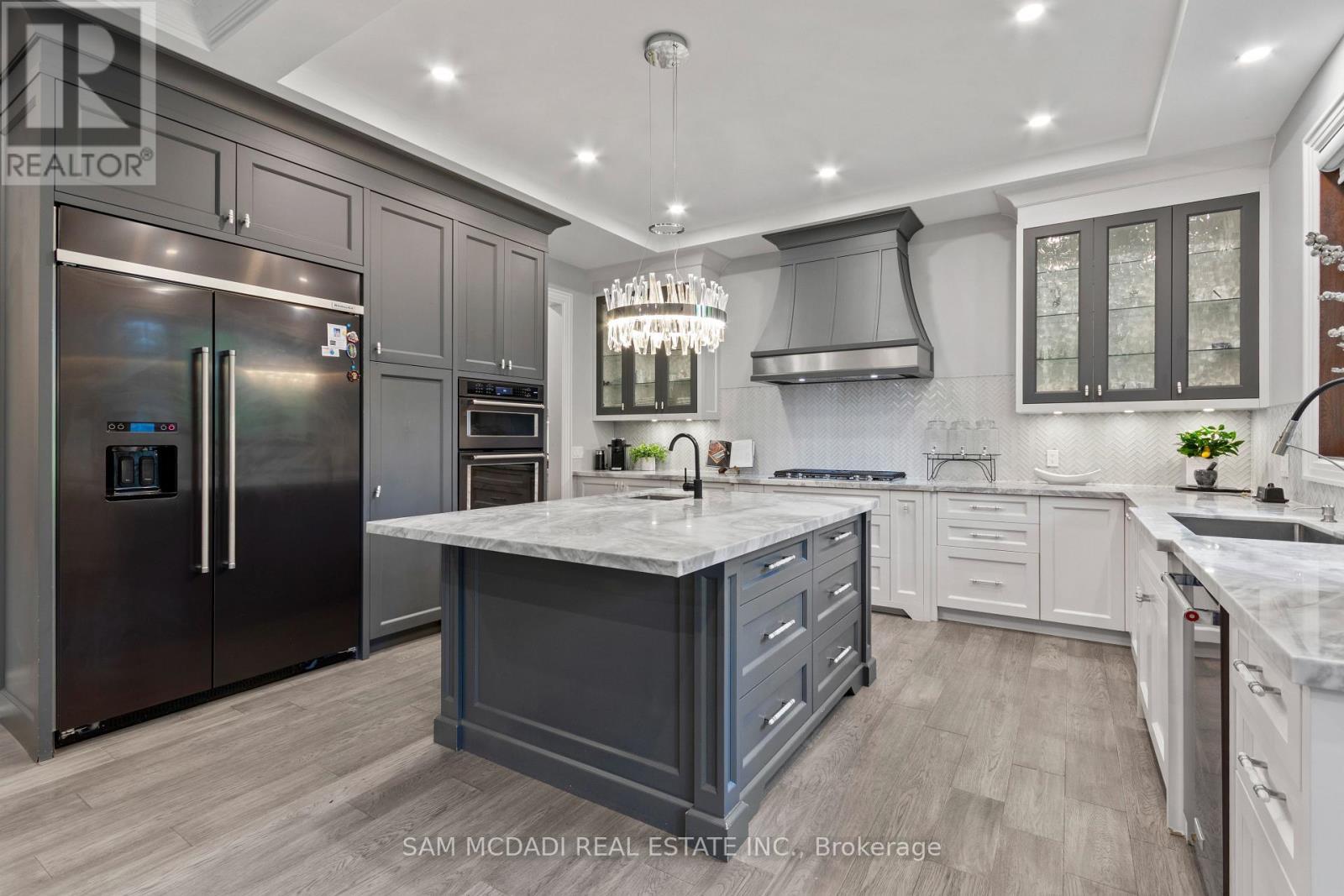 1134 Welwyn Drive, Mississauga, ON - Indoor Photo Showing Kitchen With Upgraded Kitchen