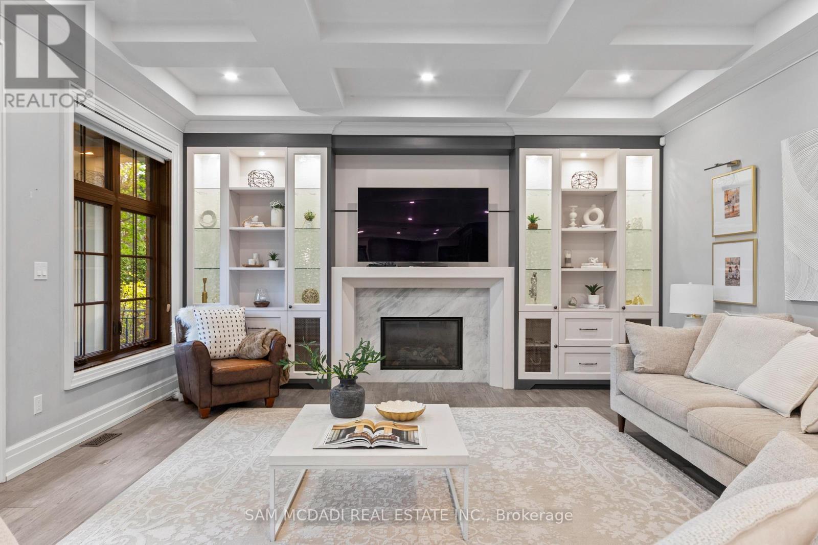 1134 Welwyn Drive, Mississauga, ON - Indoor Photo Showing Living Room With Fireplace