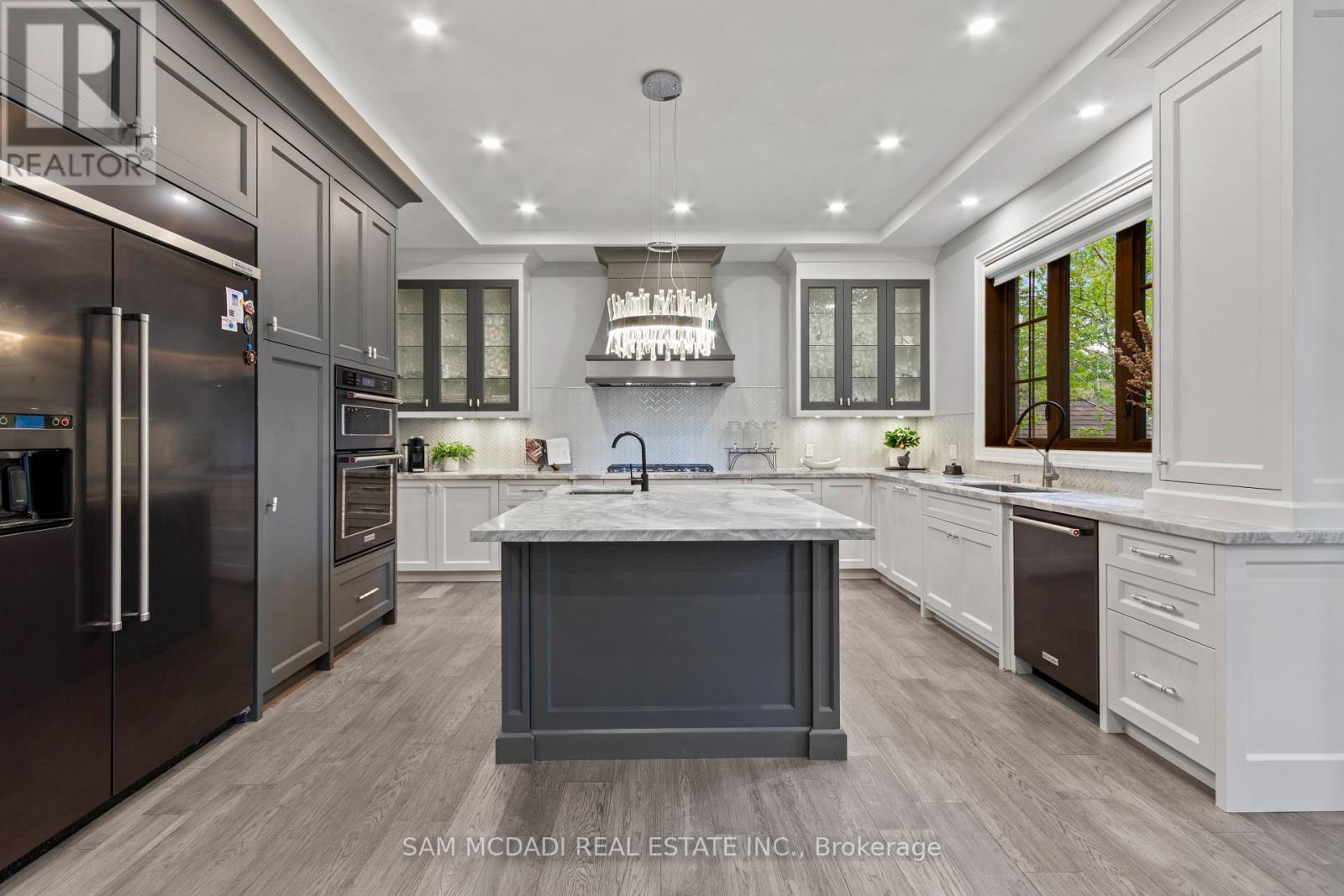 1134 Welwyn Drive, Mississauga, ON - Indoor Photo Showing Kitchen With Upgraded Kitchen
