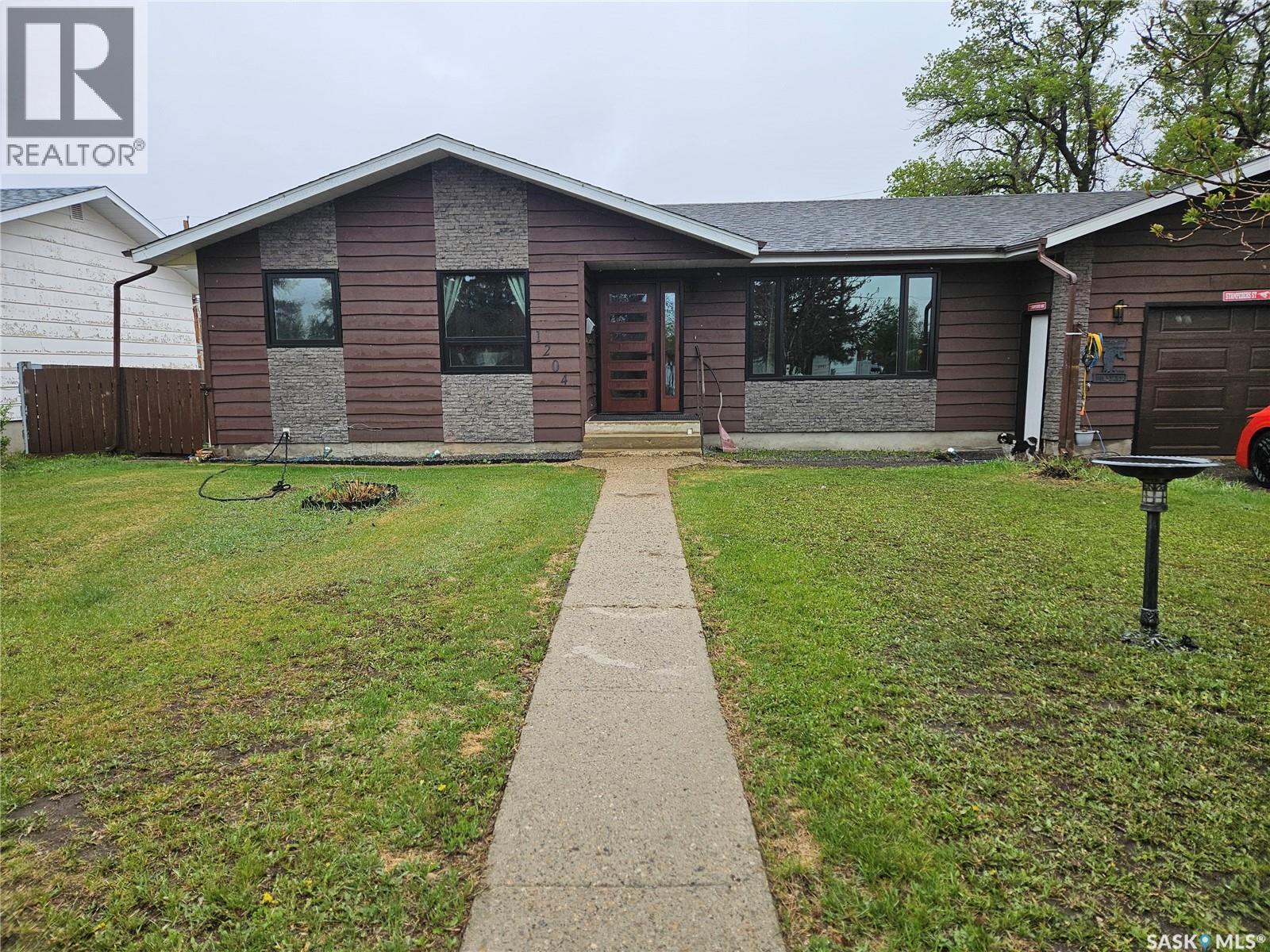 1204 North Railway Street E, Swift Current, SK - Outdoor