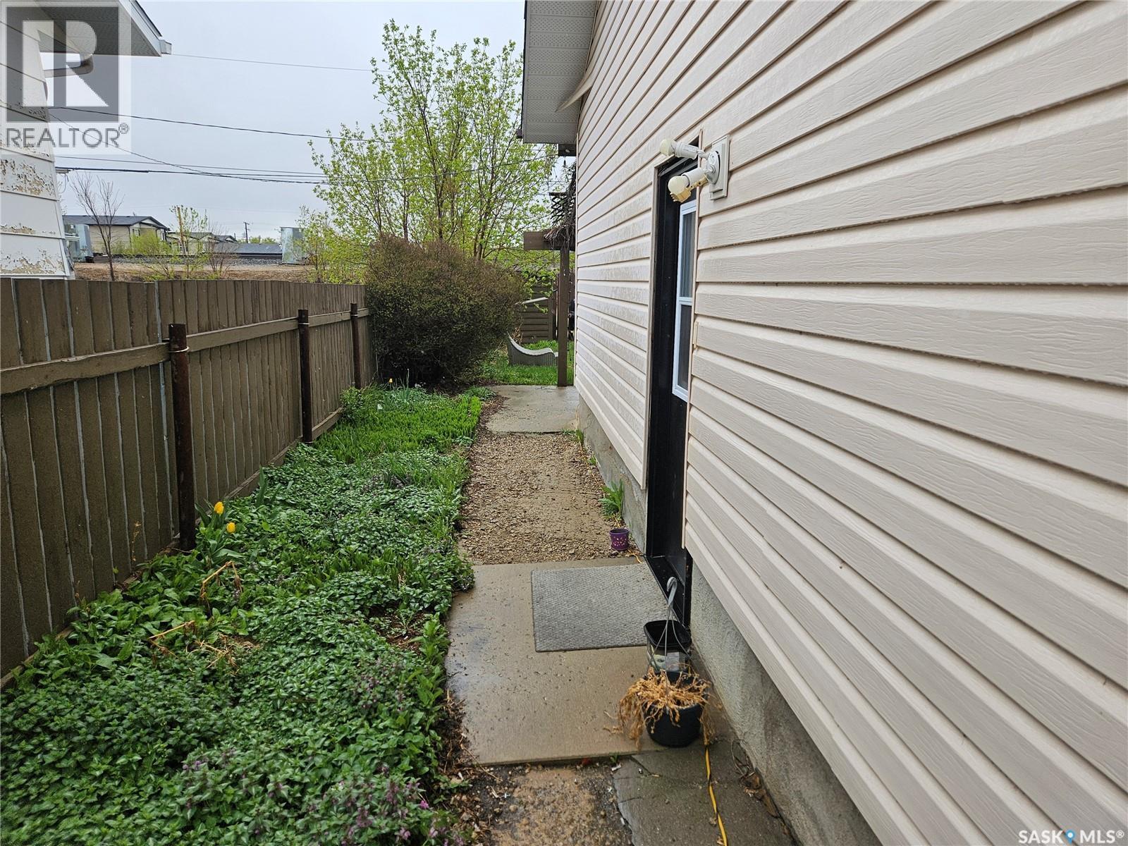 1204 North Railway Street E, Swift Current, SK - Outdoor