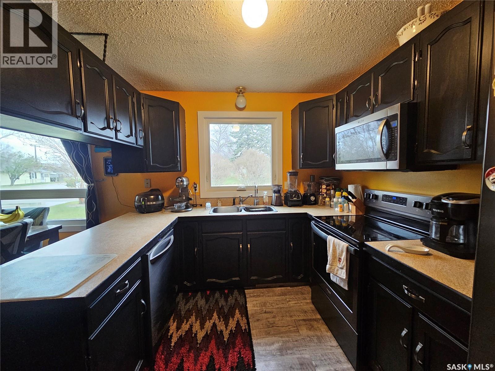 1204 North Railway Street E, Swift Current, SK - Indoor Photo Showing Kitchen With Double Sink