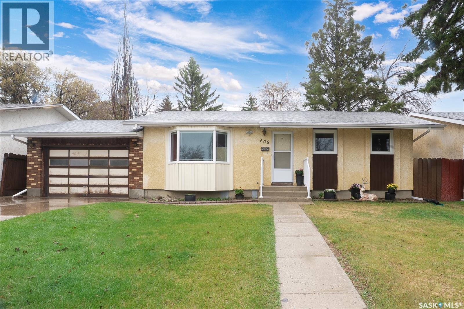 606 Wardlow Road, Saskatoon, SK - Outdoor With Facade