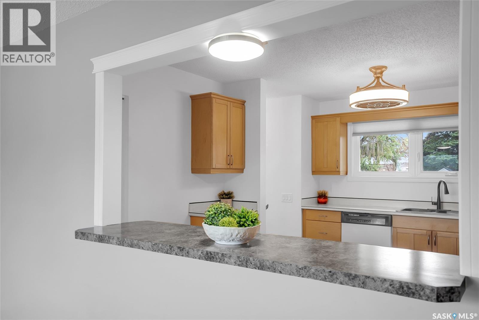 606 Wardlow Road, Saskatoon, SK - Indoor Photo Showing Kitchen