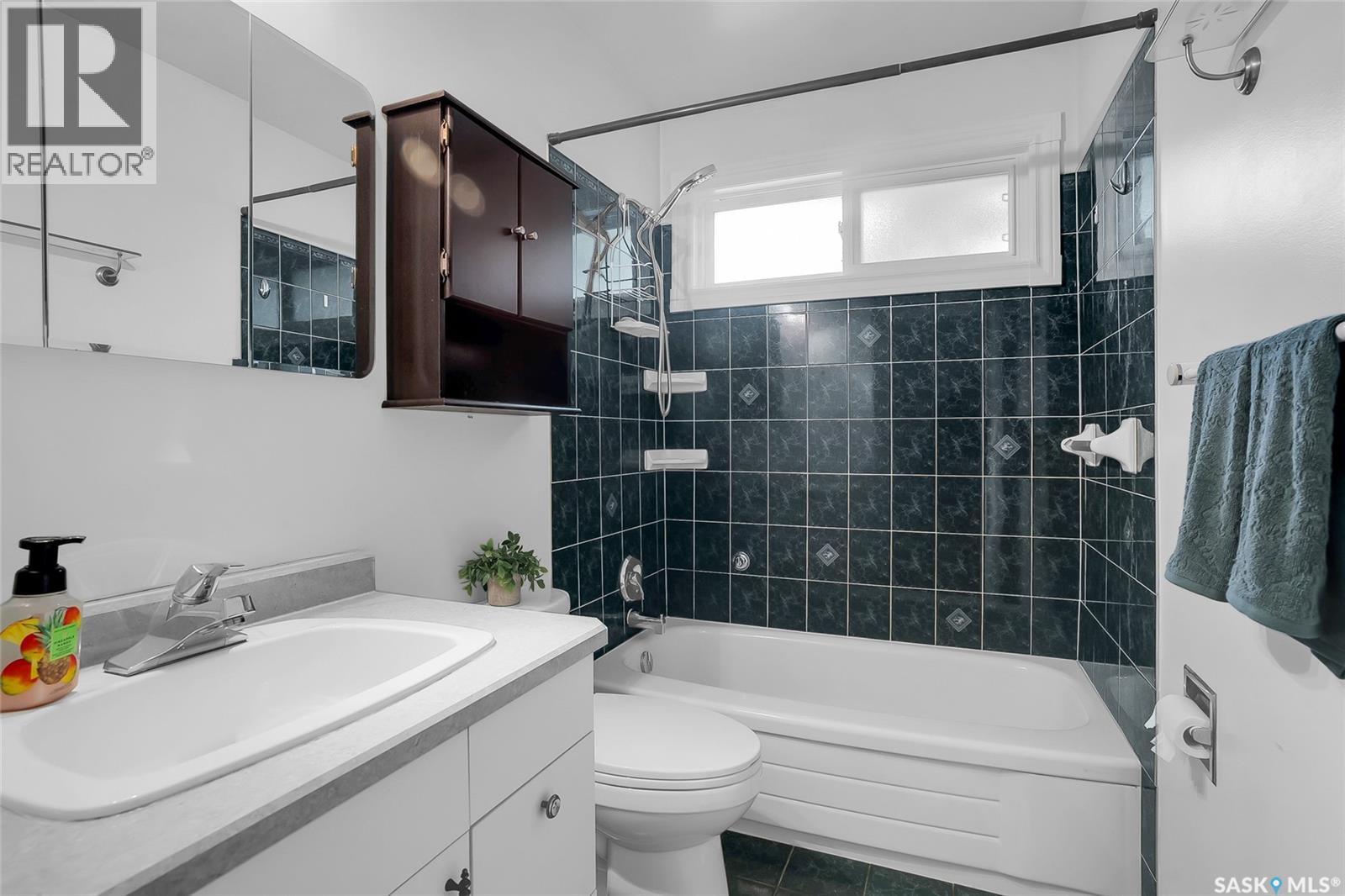 606 Wardlow Road, Saskatoon, SK - Indoor Photo Showing Bathroom