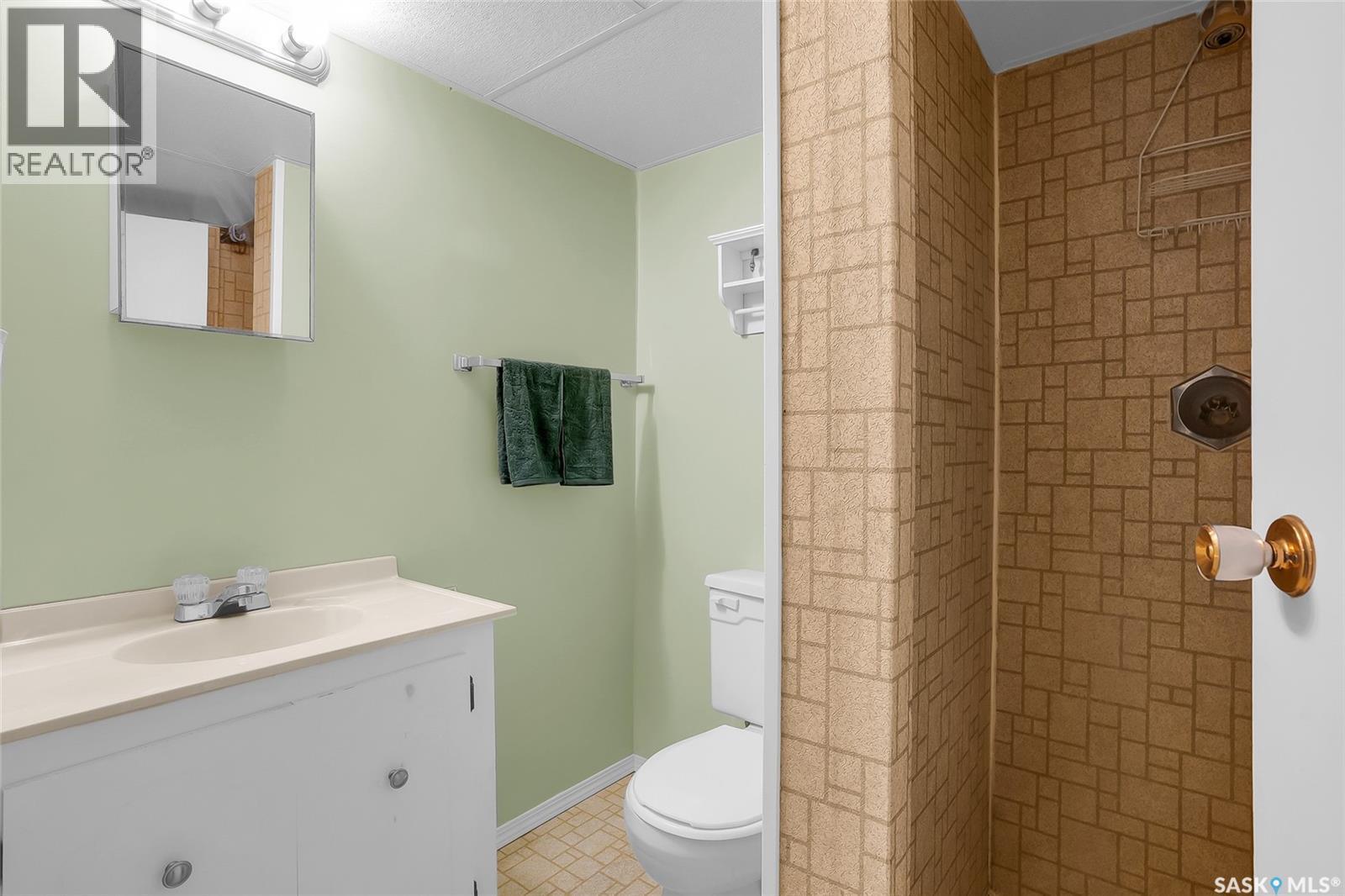 606 Wardlow Road, Saskatoon, SK - Indoor Photo Showing Bathroom