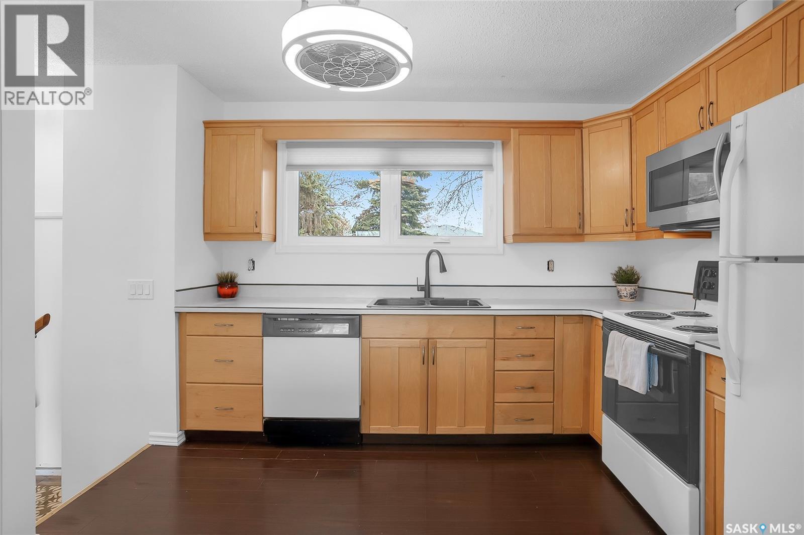 606 Wardlow Road, Saskatoon, SK - Indoor Photo Showing Kitchen With Double Sink