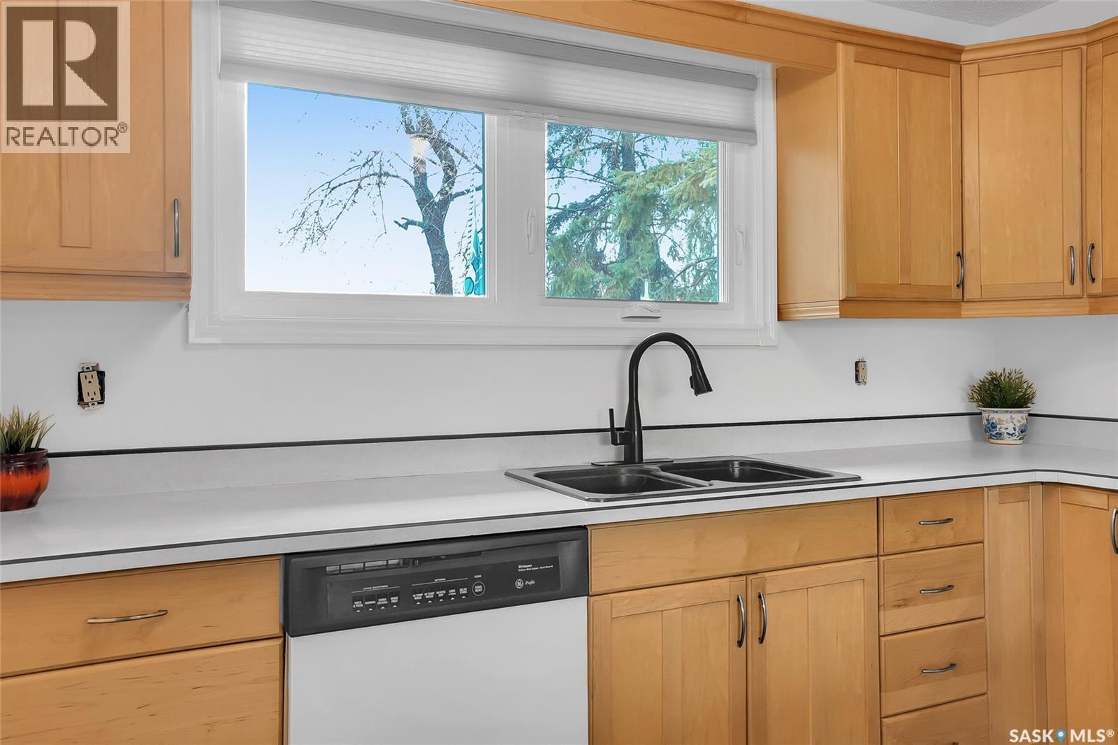 606 Wardlow Road, Saskatoon, SK - Indoor Photo Showing Kitchen With Double Sink