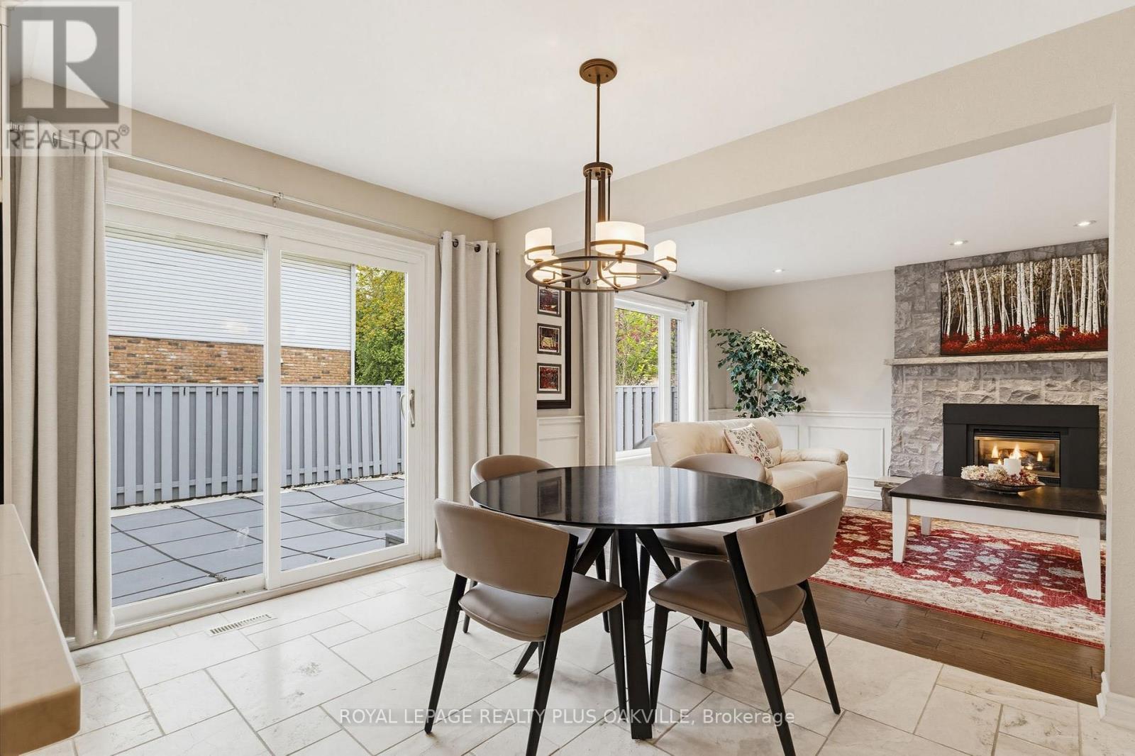 Eat in kitchen - 67 Honeysuckle Crescent, Hamilton, ON - Indoor Photo Showing Dining Room With Fireplace