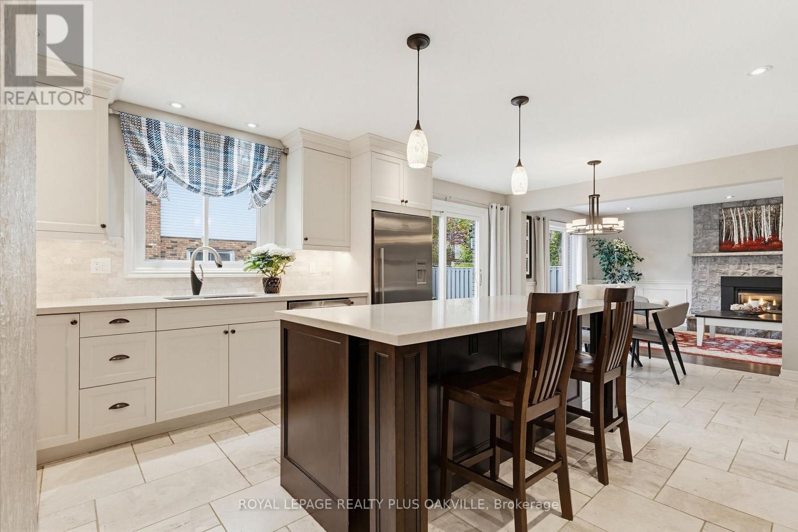 Main kitchen - 67 Honeysuckle Crescent, Hamilton, ON - Indoor Photo Showing Kitchen With Upgraded Kitchen