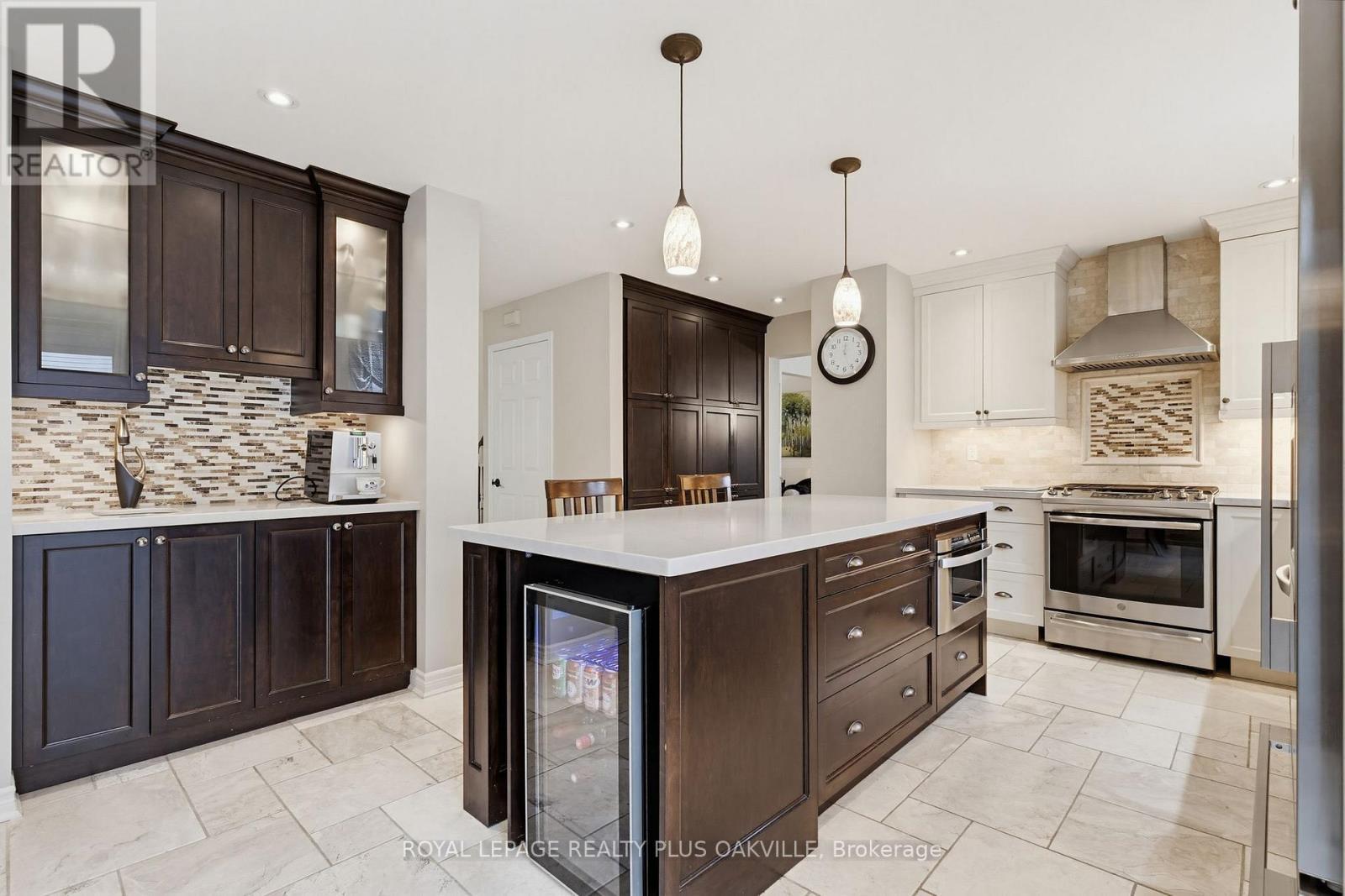 Main kitchen - 67 Honeysuckle Crescent, Hamilton, ON - Indoor Photo Showing Kitchen With Upgraded Kitchen