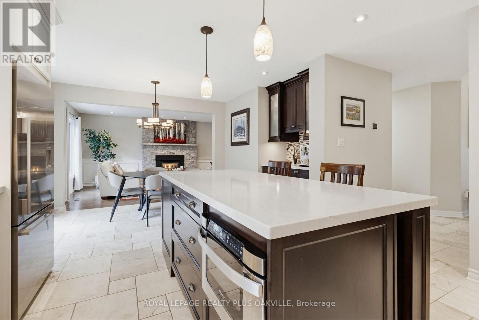 Main kitchen - 67 Honeysuckle Crescent, Hamilton, ON - Indoor Photo Showing Kitchen With Upgraded Kitchen